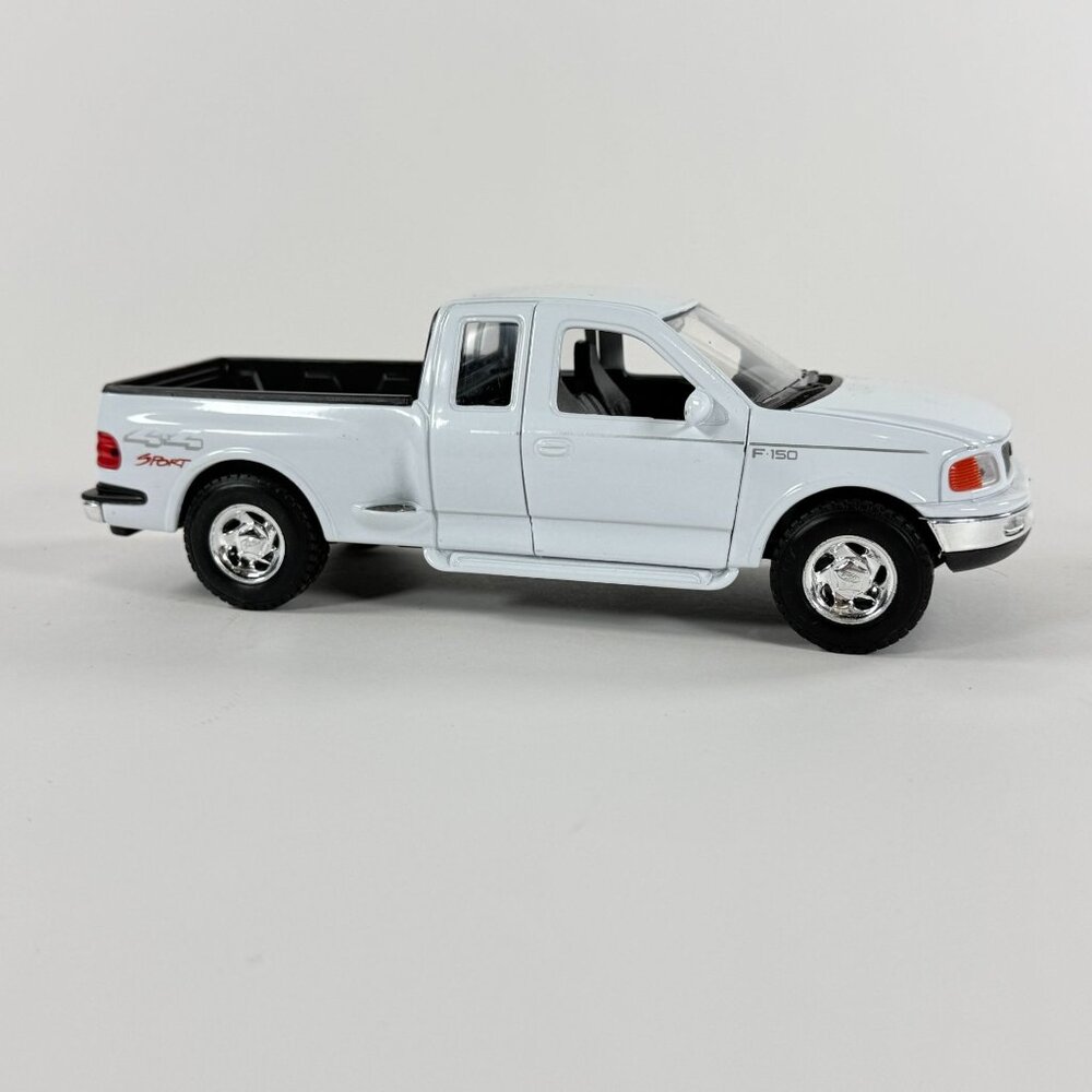 Welly 2015 Ford F-150 Flair SuperCab 1:24 Diecast Pickup White Opening Doors